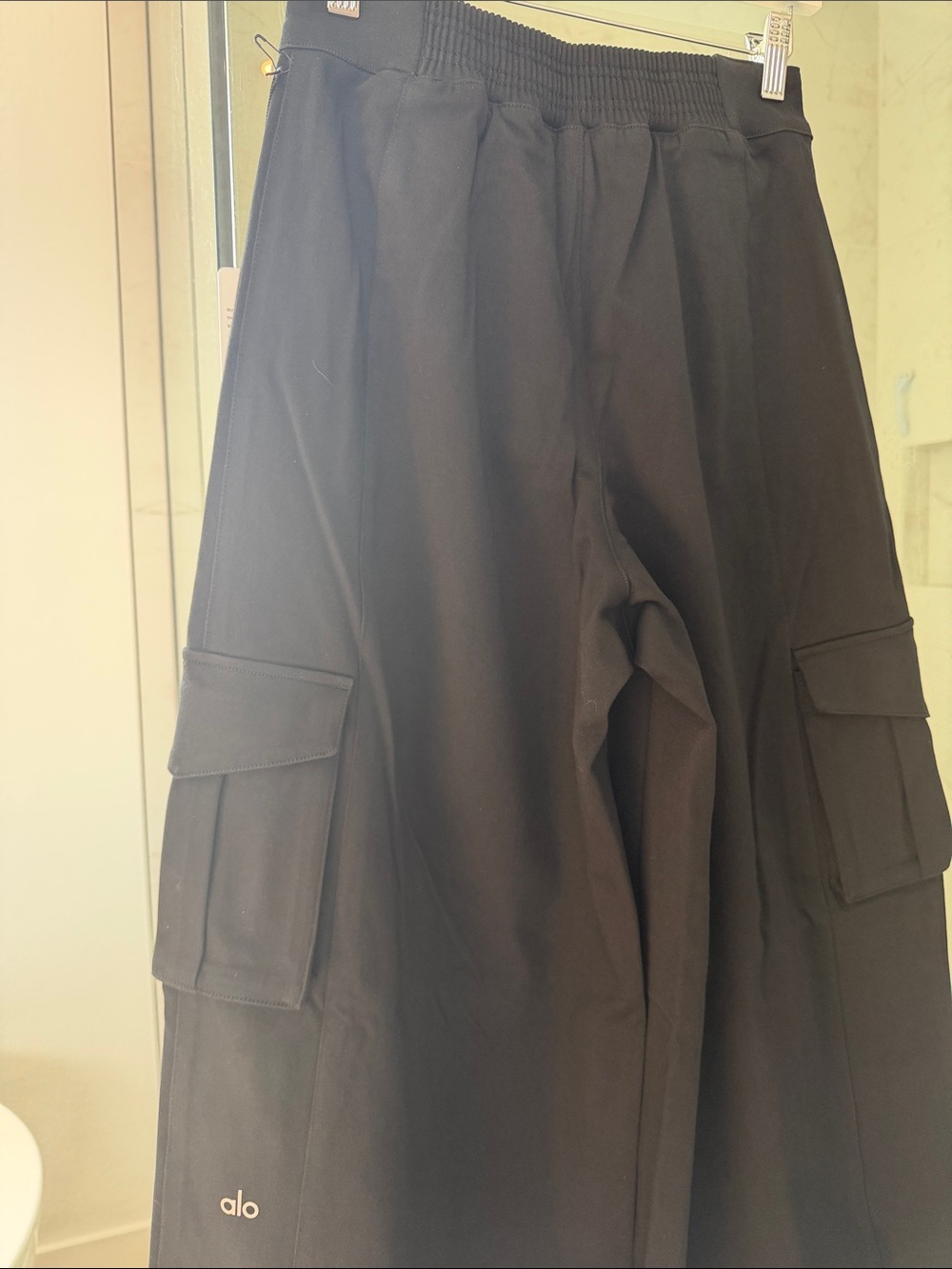 Alo Show Off Cargo Wide Leg Trouser (Long) - Black - Small - Picture 8 of 11